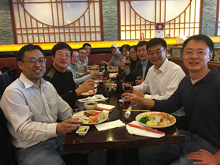 汪俊博士（右3）和專家們介紹美迪西的最新國(guó)內(nèi)大事記