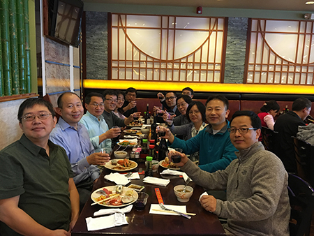 下屆SAPA會(huì)長(zhǎng)劉建博士（左），美迪西新澤西客戶總監(jiān)王建鋒博士（右5）等專家舉杯慶佳節(jié)