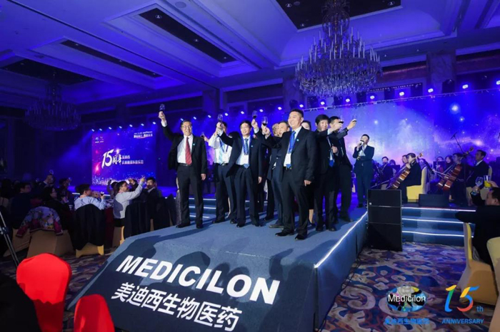 上海美迪西生物醫(yī)藥股份有限公司CEO陳春麟攜高管團隊敬酒