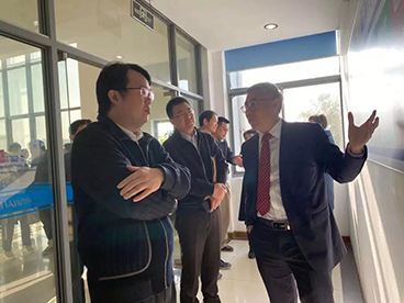 管小軍副區長一行先來到生物分析實驗室參觀