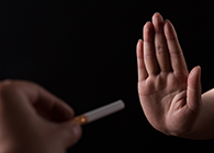 請(qǐng)放下手中的香煙，它正在奪走你對(duì)抗新冠肺炎的能力！