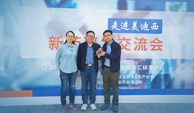 璧辰醫(yī)藥贈(zèng)予美迪西“我們的第一個(gè)候選化合物”紀(jì)念獎(jiǎng)杯.jpg