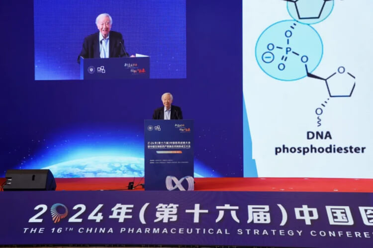 中國科學(xué)院院士張禮和作報告.jpg